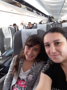 Vicky junto a su mamá en su primer vuelo